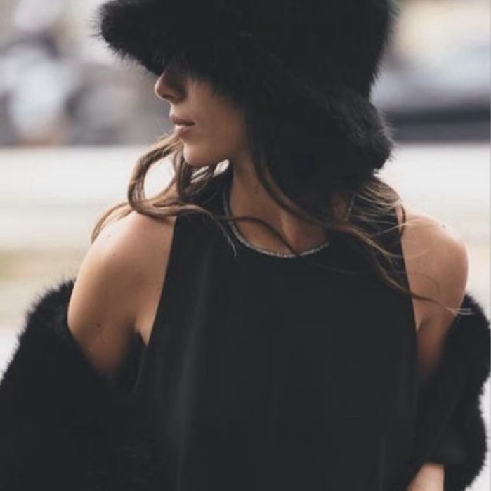 Чорна пухнаста стильна красота