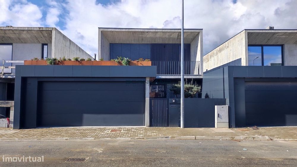 Moradia T4 de 2 Pisos - Pronta a Habitar
