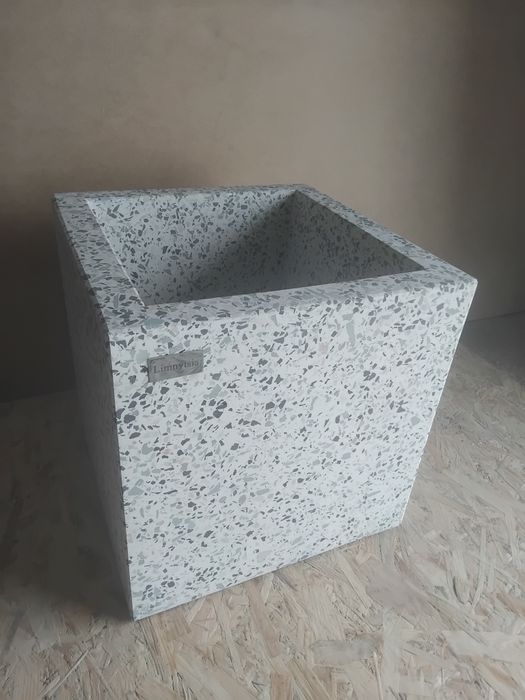 Вазон з мармурової крихти та бетону