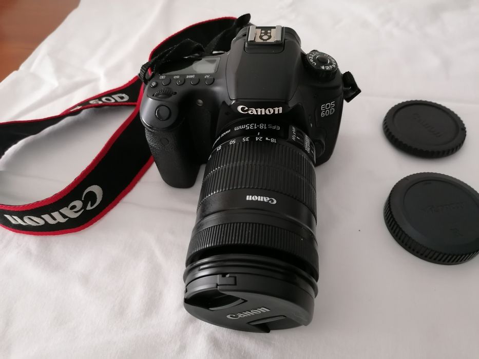 Canon EOS 60D com lente 18- 135 mm e extrass