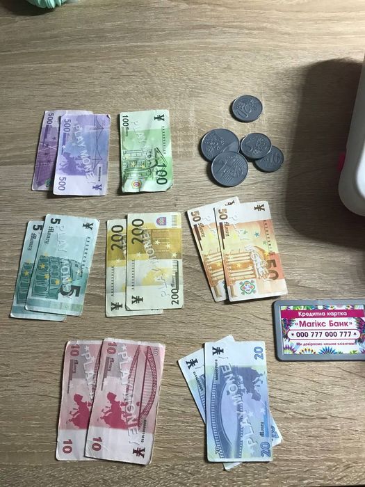 продам іграшкову касу
в комплеткі є гроші, паперові та монети, також к