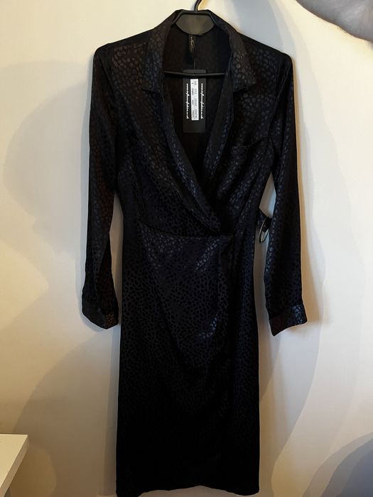 Długa sukienka z paskiem z metkami