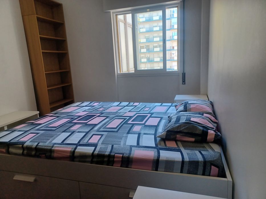 Quarto com cama de casal a 5 minutos da estação de comboios.