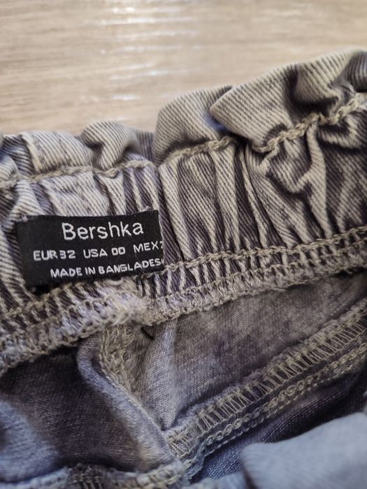 Джинсы МОМ Bershka на девушку