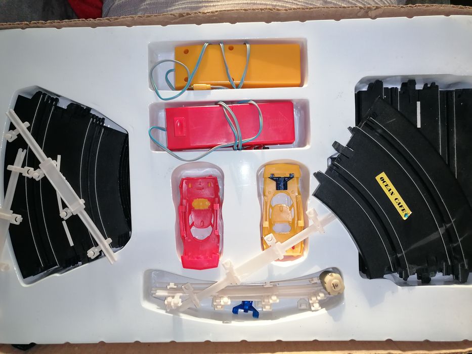 2 Pistas com peças e carrinhos