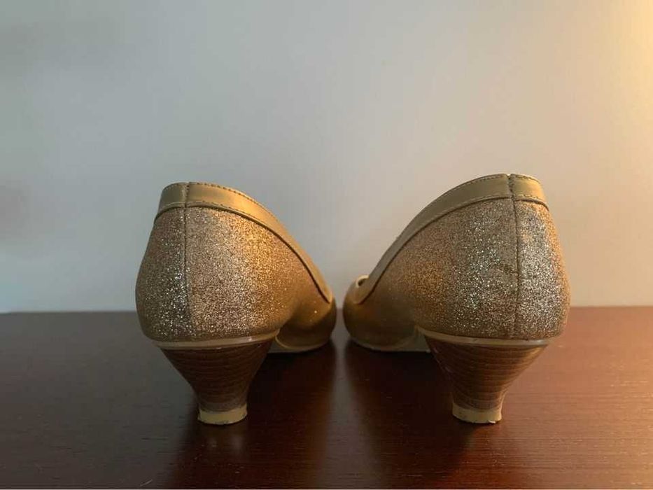 Sapato estilo sabrina de cerimónia dourados