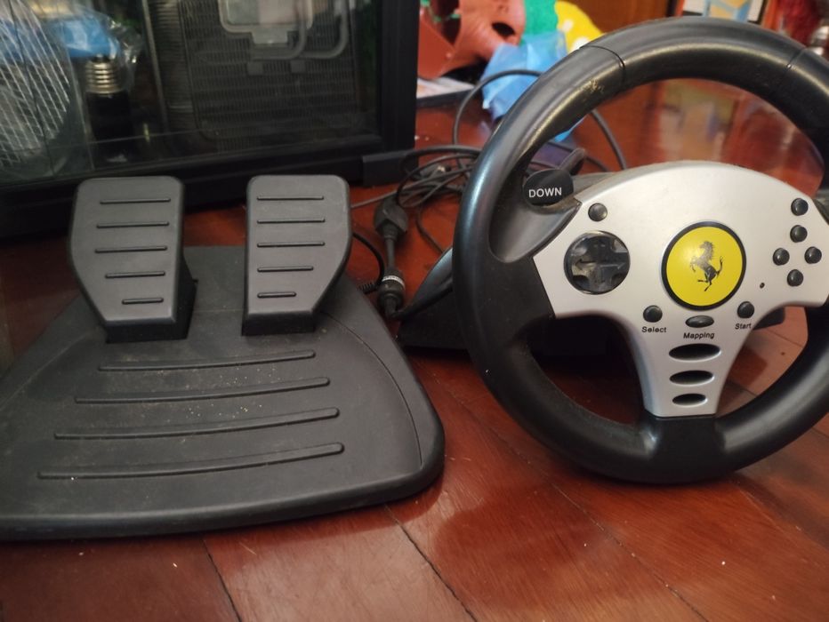 Volante gaming com pedais Ferrari