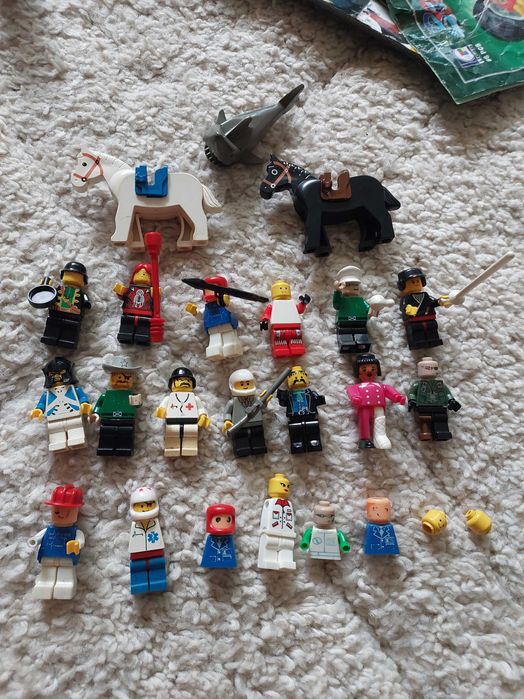 Klocki lego z różnych zestawów plus figurki