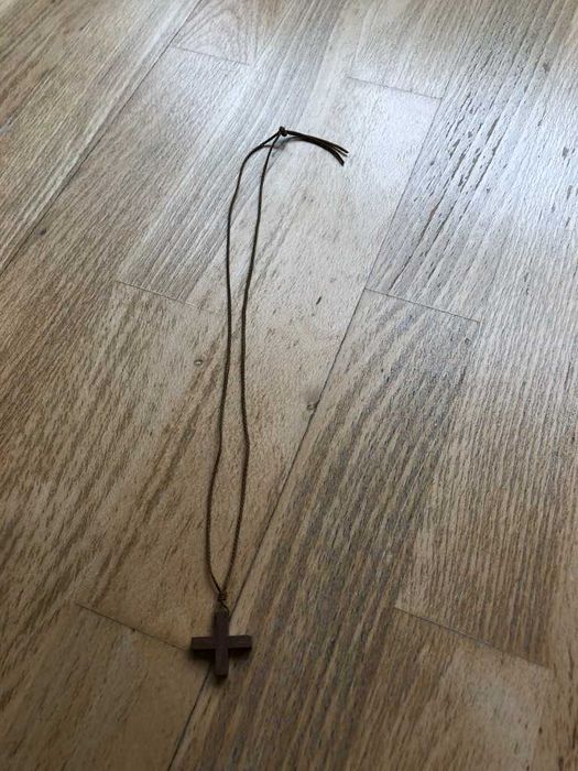 colar com cruz em madeira