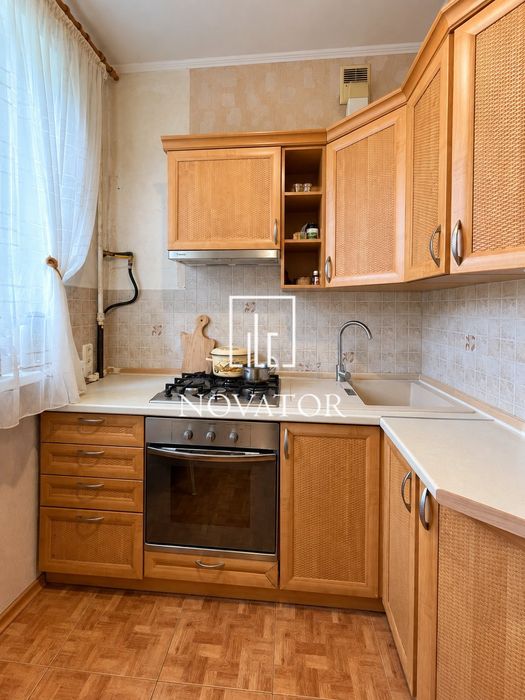 Продам 2-Кімнатну квартиру з доглянутим ремонтом,Київ,10хв до м.Берестейська,централізоване опалення,поруч парк Нивки,в будинку є Укриття, Без Комісії