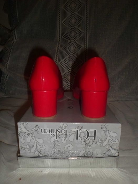 sapatos para senhora  como novos cor vermelho e preto