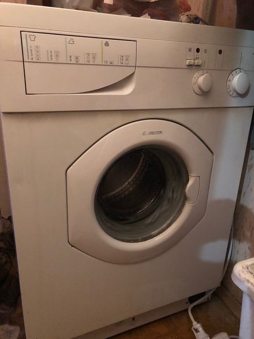 Продам пральну машинку на запчастини Ariston