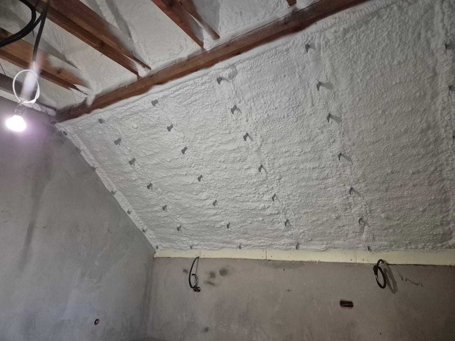 Piana pur izolacje ocieplanie docieplanie stropodach strop strych hala