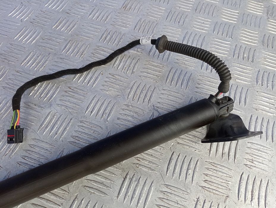 Амортизатор кришки багажника Porsche Cayenne 9Y0 Порш Каєн Порше Каен