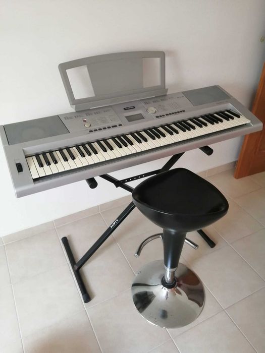 Teclado Yamaha DGX-205 com Base – Semi novo / Bom Estado