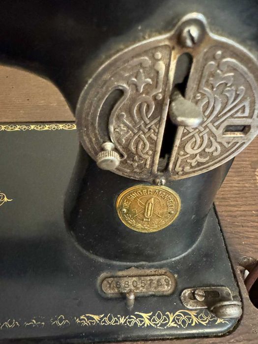 Máquina de Costura Singer Modelo 15K (1933) com Móvel Original