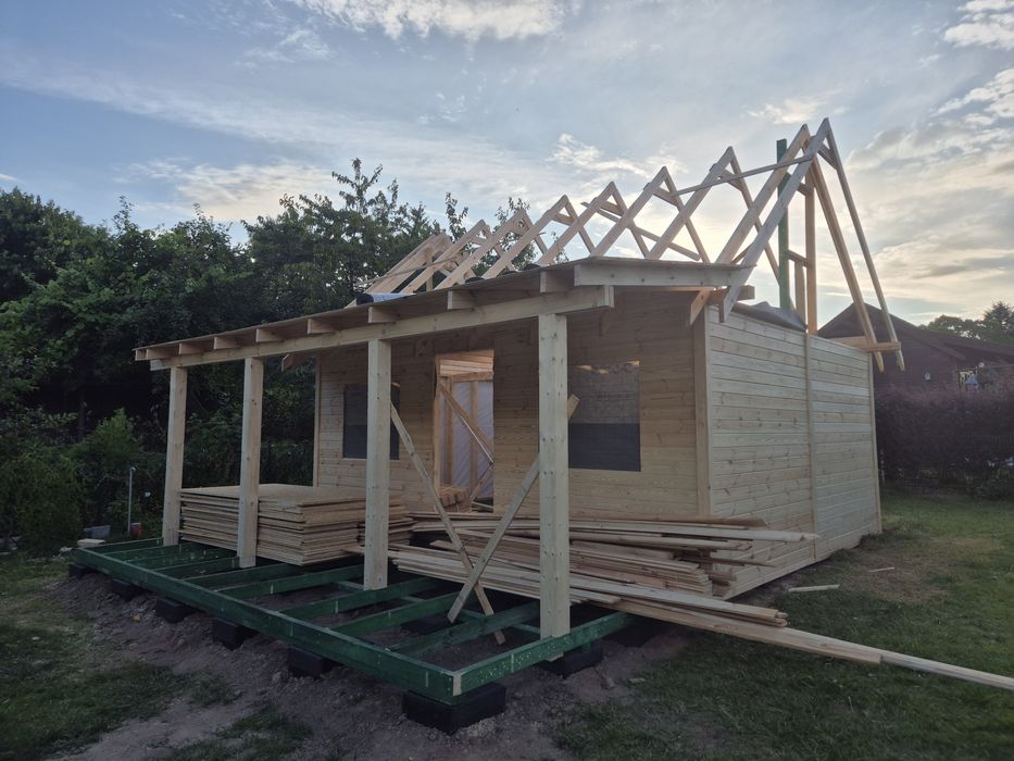 Domek drewniany z tarasem i podaszem użytkowym Domek letniskowy