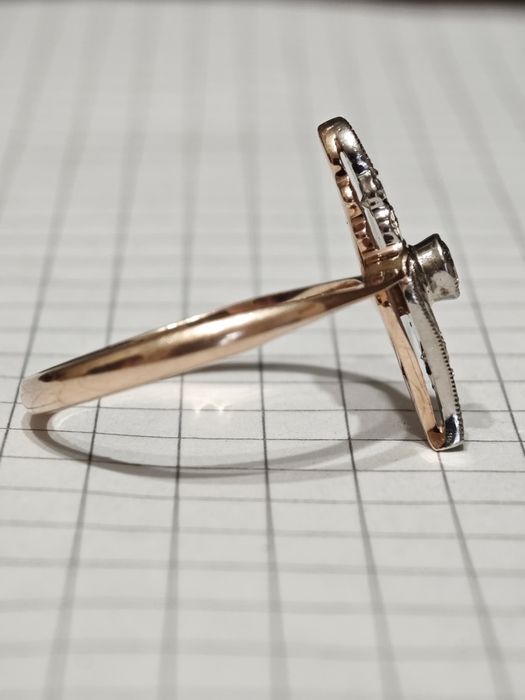 Золота каблучка, з діамантами 0.32ct, 585 проба.