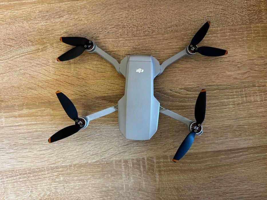 Квадрокоптер DJI Mini 2 Fly More Combo (6 акумів, 2 кейса для зарядки)