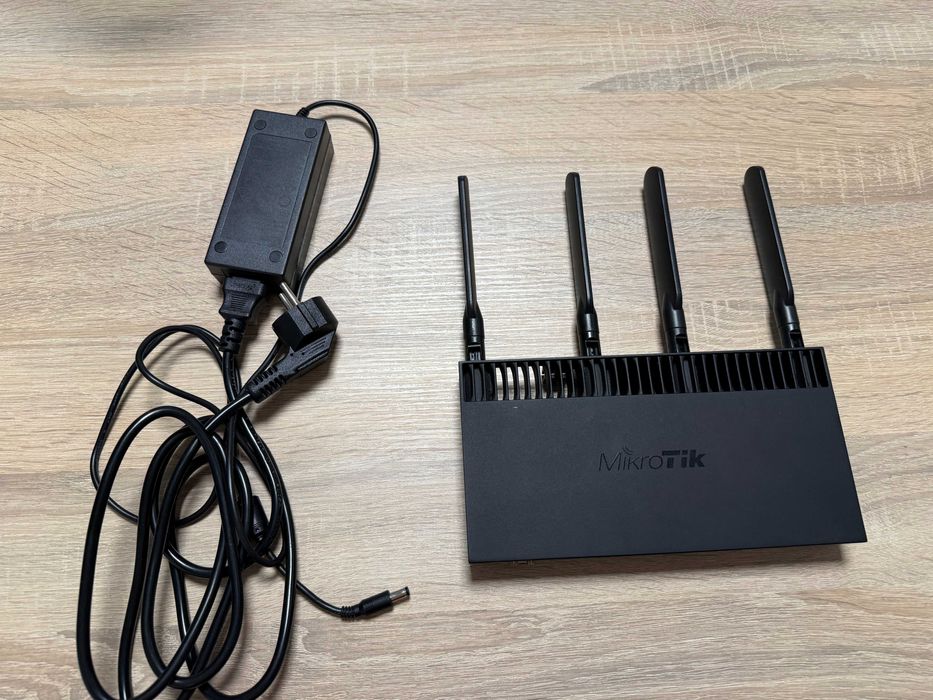 MikroTik RB4011iGS+5HacQ2HnD-IN – router Wi-Fi, idealny stan