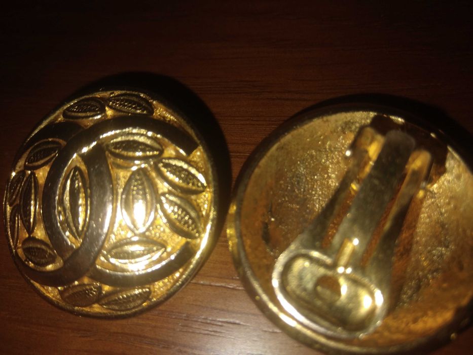 Brincos de mola Chanel