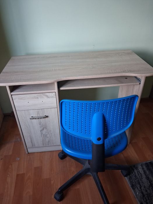 Biurko razem z krzeslem