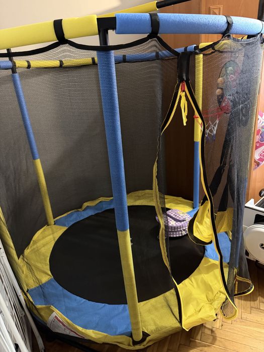 Trampolina domowa dla dzieci z koszem  | Rozłożona, gotowa do auta