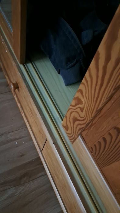 Rozsuwana duża drewniana szafa