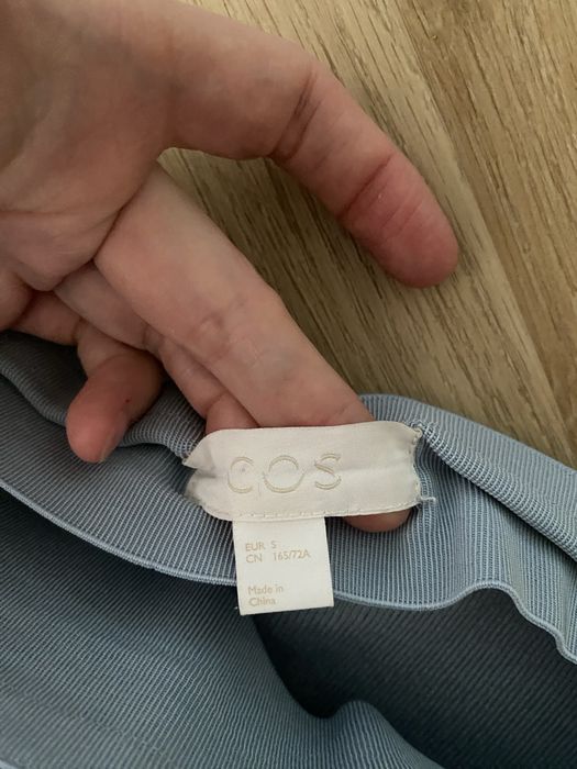 COS prążkowana dzianinowa spódnica midi jedwab cupro