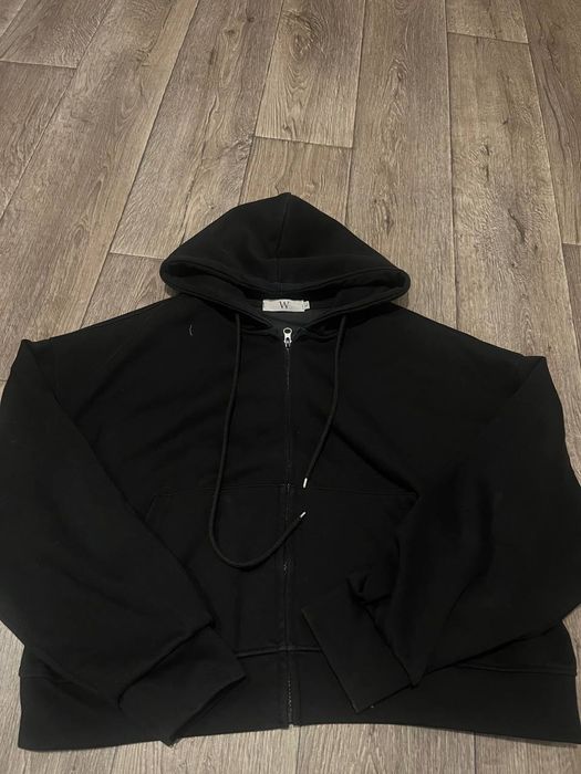Продается черная толстовка на молнии