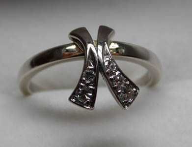 Pierścionek z diamentami białe złoto ciekawa ozdoba.