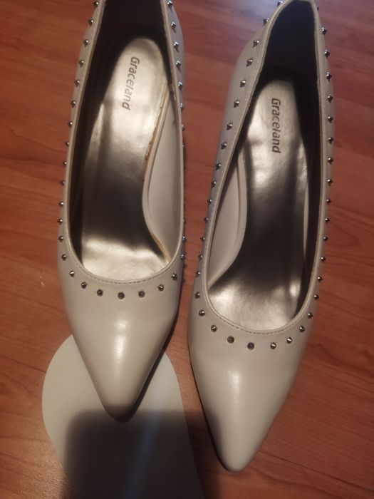 Buty białe na obcasie