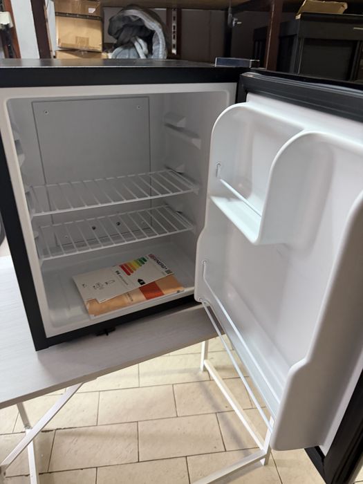 Czarna mała lodówka Hotelowa barkowa