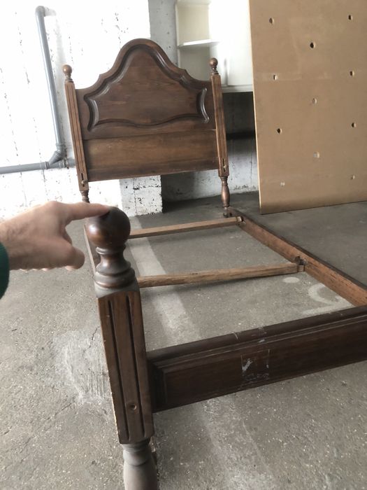 Cama solteiro com mesinha de cabeceira