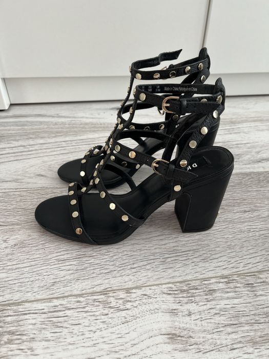 Czarne sandaly dkny hanz T strap mule
