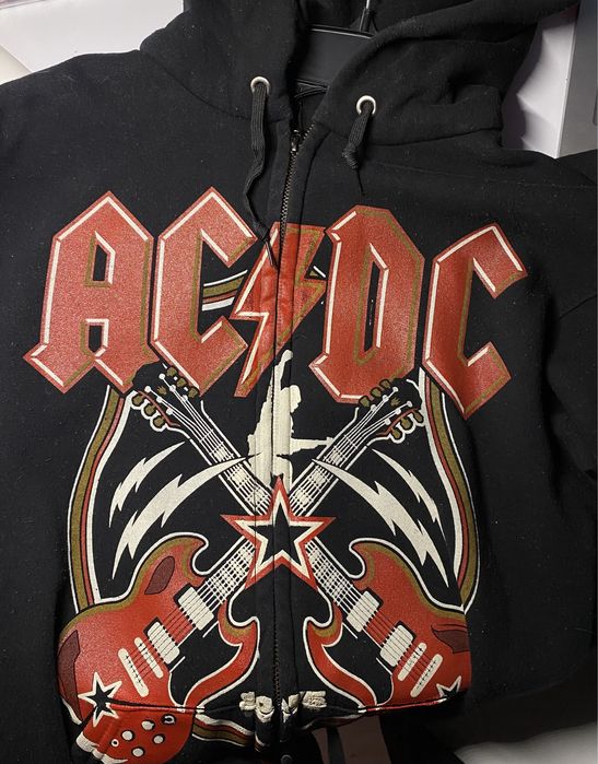 Зіп-кофта AC/DC.