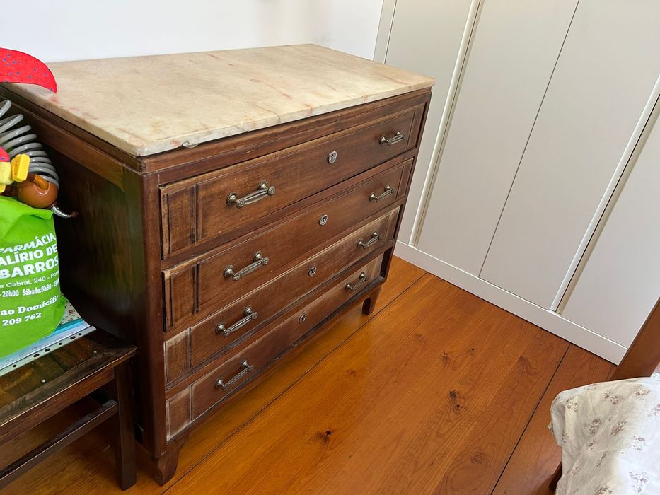 Cómoda antiga em madeira maciça com tampo em pedro