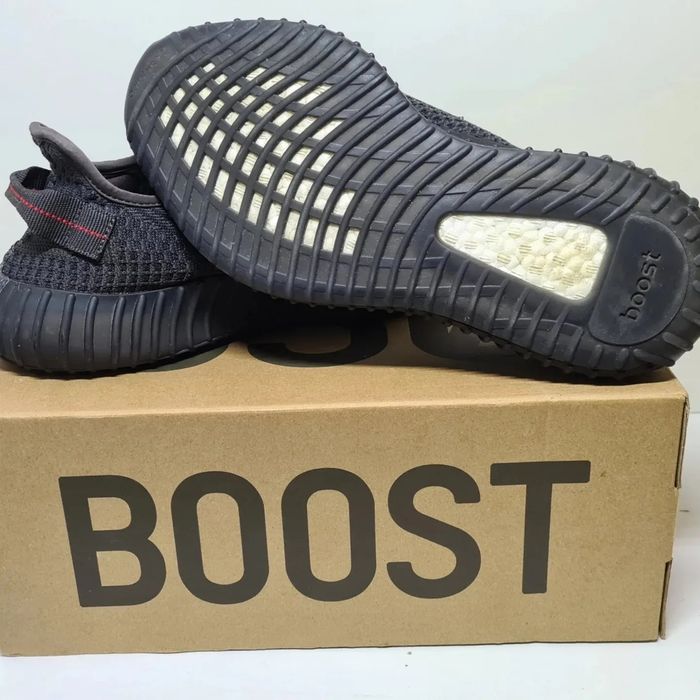 Yeezy Boost V2 Black Non-reflective Tamanho 44 que serve a um 42