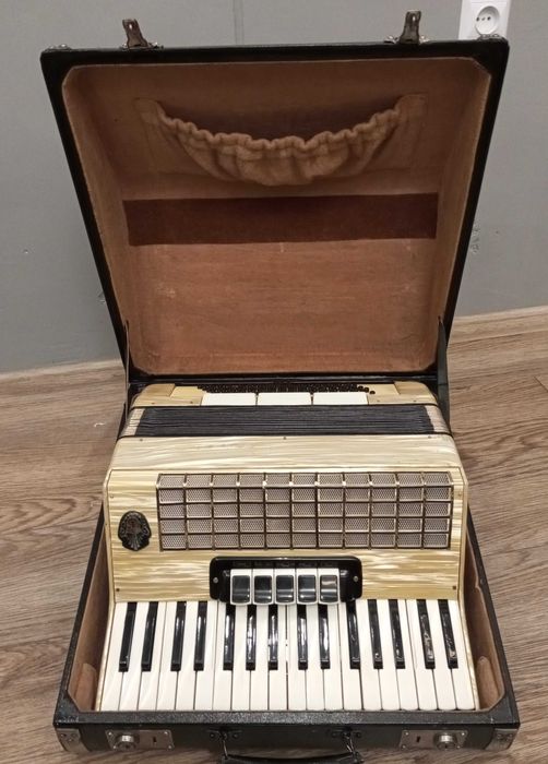 Akordeon Weltmeister 80 basów + Nowe pasy