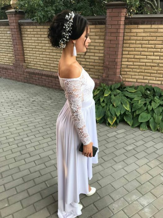 Біла сукня з відкритими плечіма