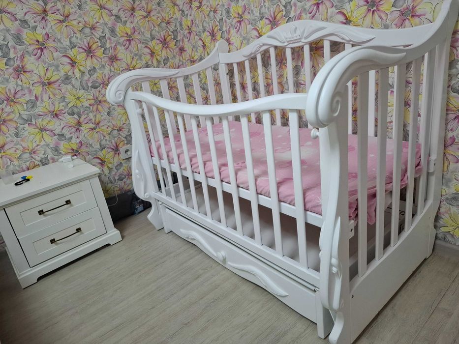 Дитяче ліжко в гарному старі , з маятником