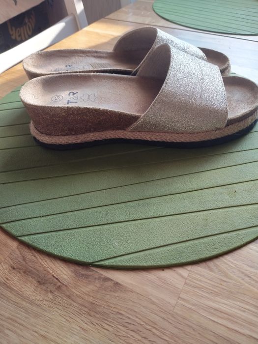 Nowe klapki rozm. 39