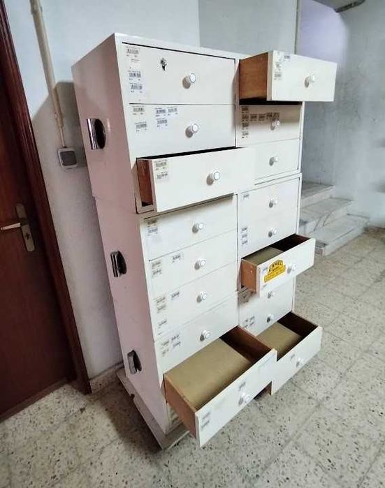 Cómoda - Móvel em madeira de pinho com 18 gavetas pintado a branco