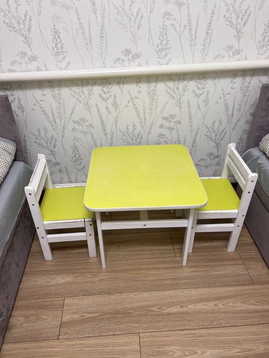 Дитячий столик з кріслами