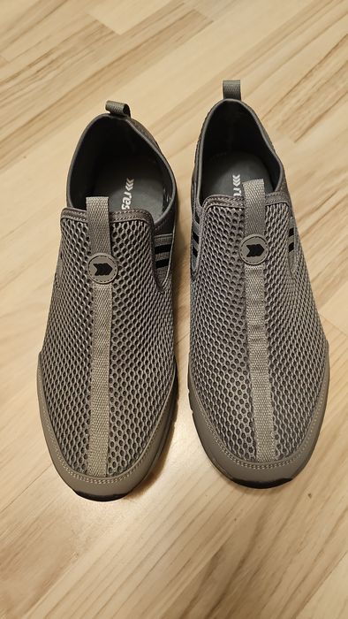 Чоловічі кросівки 43 розміру.