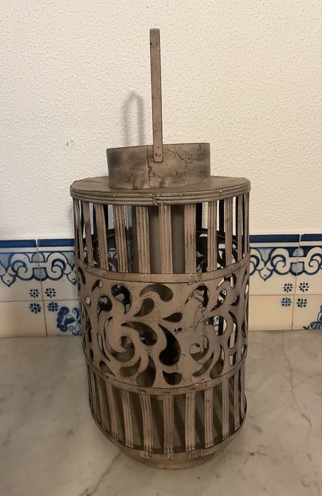 Vela com lanterna em metal