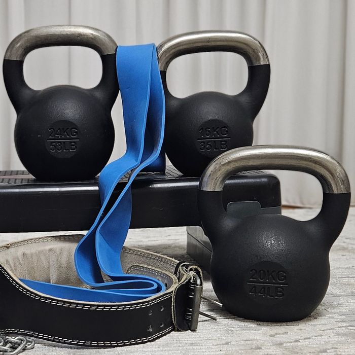 Гирі, штанги, гантелі, бігові доріжки, лава для жиму