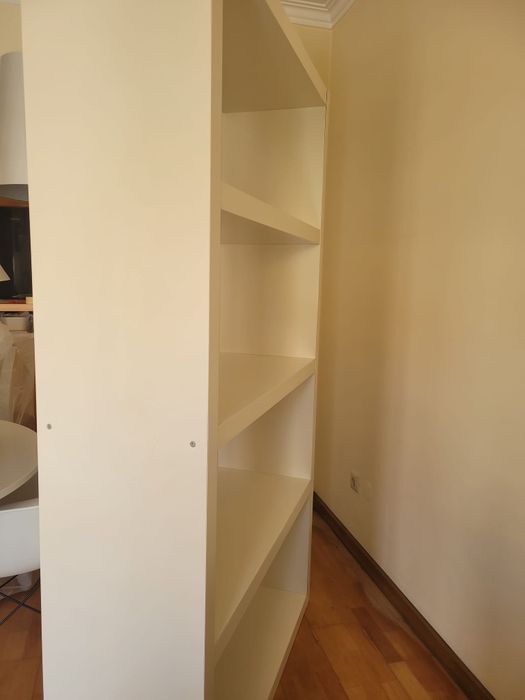 Estante branca usada, Ikea. Alt. 1.90 ,larg.105,56.prof. 0,38. Alt entre  prateleiras,0,41