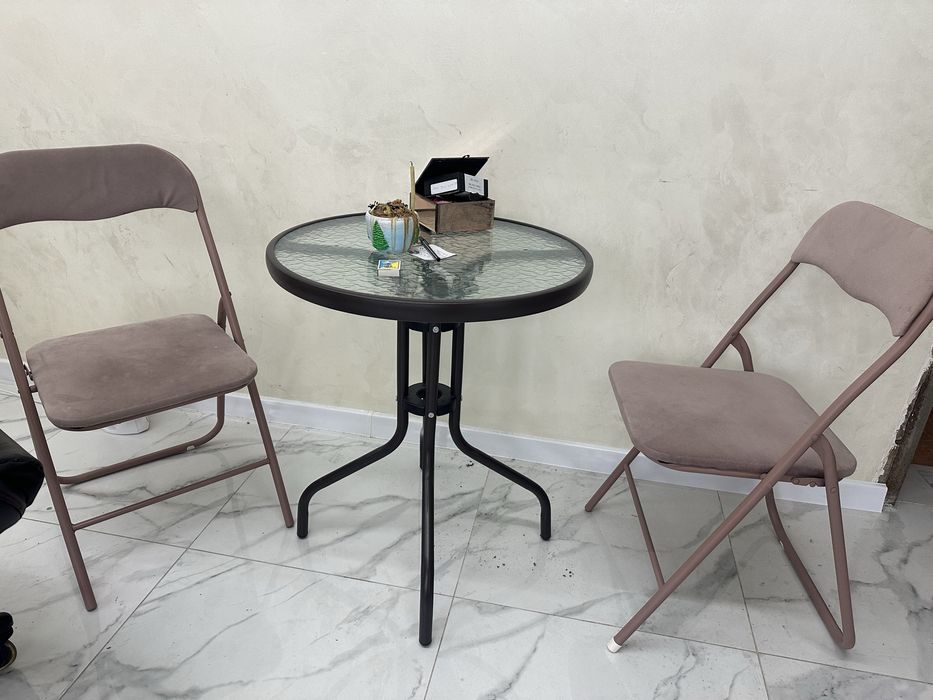 Стіл, табурети, комод стул