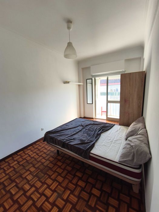 Quarto para casal. Amigos ou pais c filhos. 5min da estação de comboios e metro